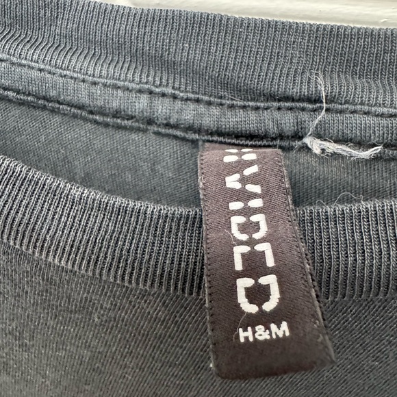 H&M Gray Crew Neck T-Shirt - Picture 2 of 2